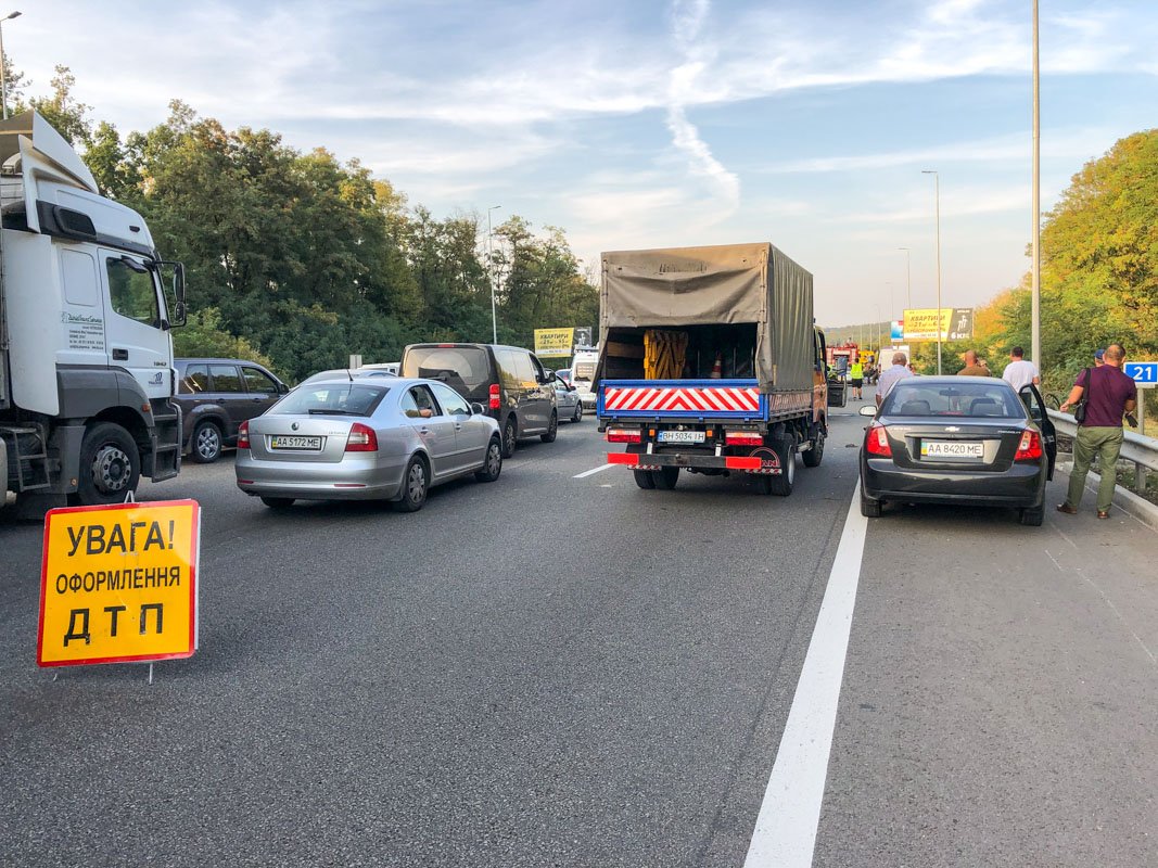 В четверг, 12 сентября, под Киевом на одесской трассе произошло ДТП с пострадавшими В четверг, 12 сентября, под Киевом на одесской трассе произошло ДТП с пострадавшими