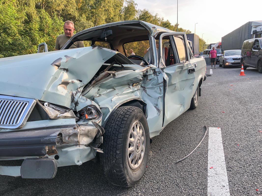 Столкнулись "ГАЗ-31029" и бензовоз Mercedes Столкнулись "ГАЗ-31029" и бензовоз Mercedes