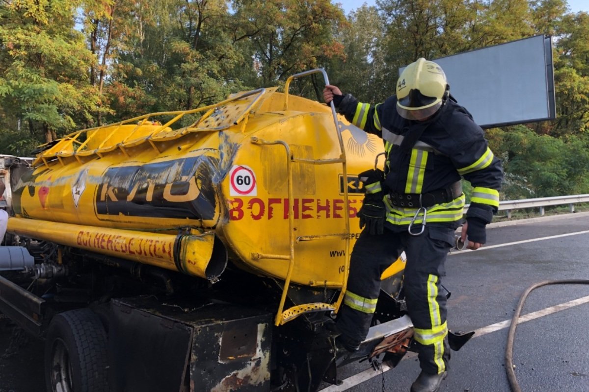 От удара бензовоз несколько раз перевернулся От удара бензовоз несколько раз перевернулся