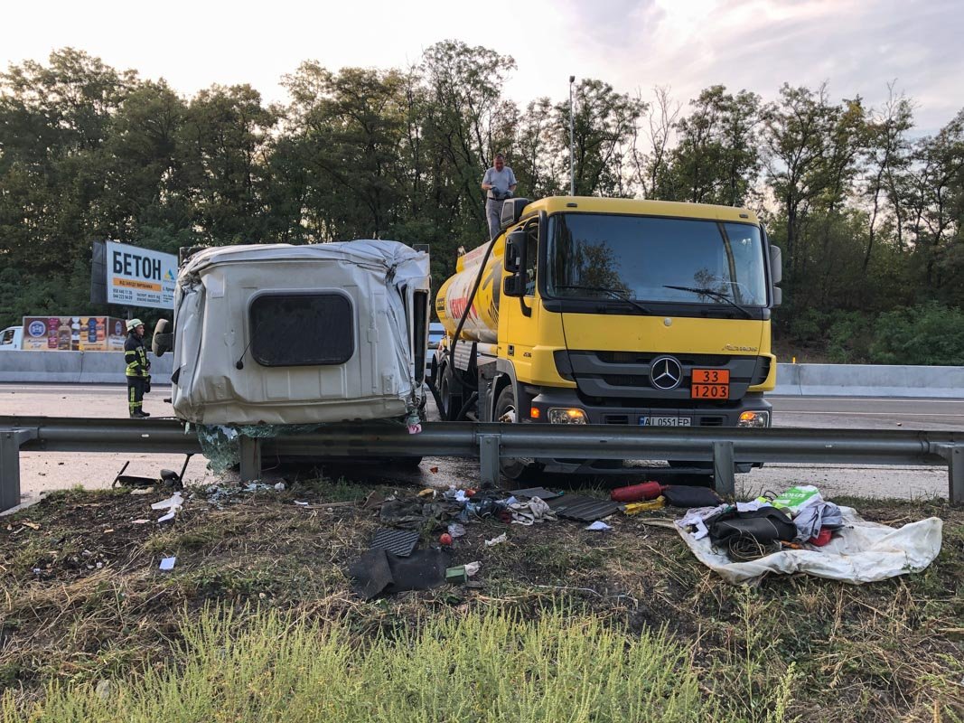 Из-за опрокидывания на дорогу вылилось дизельное топливо Из-за опрокидывания на дорогу вылилось дизельное топливо