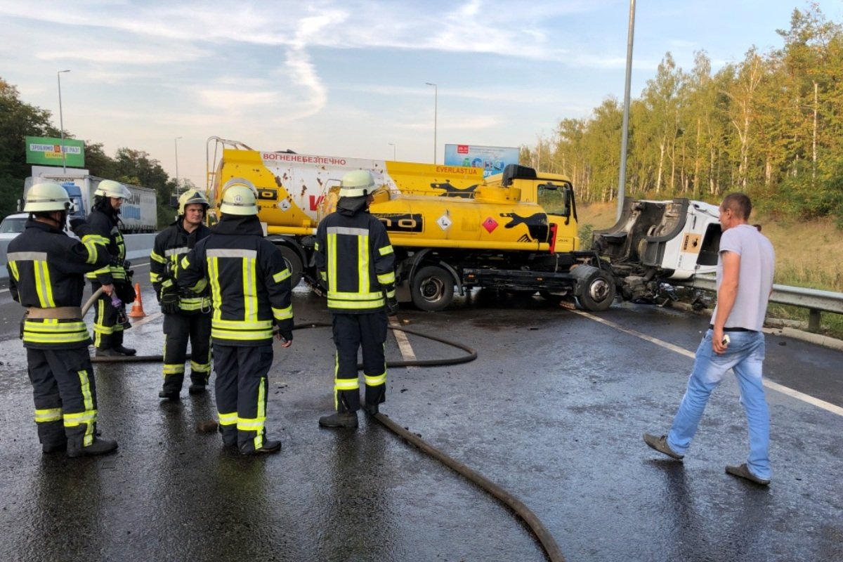 Разлитое топливо спасатели смыли с проезжей части Разлитое топливо спасатели смыли с проезжей части
