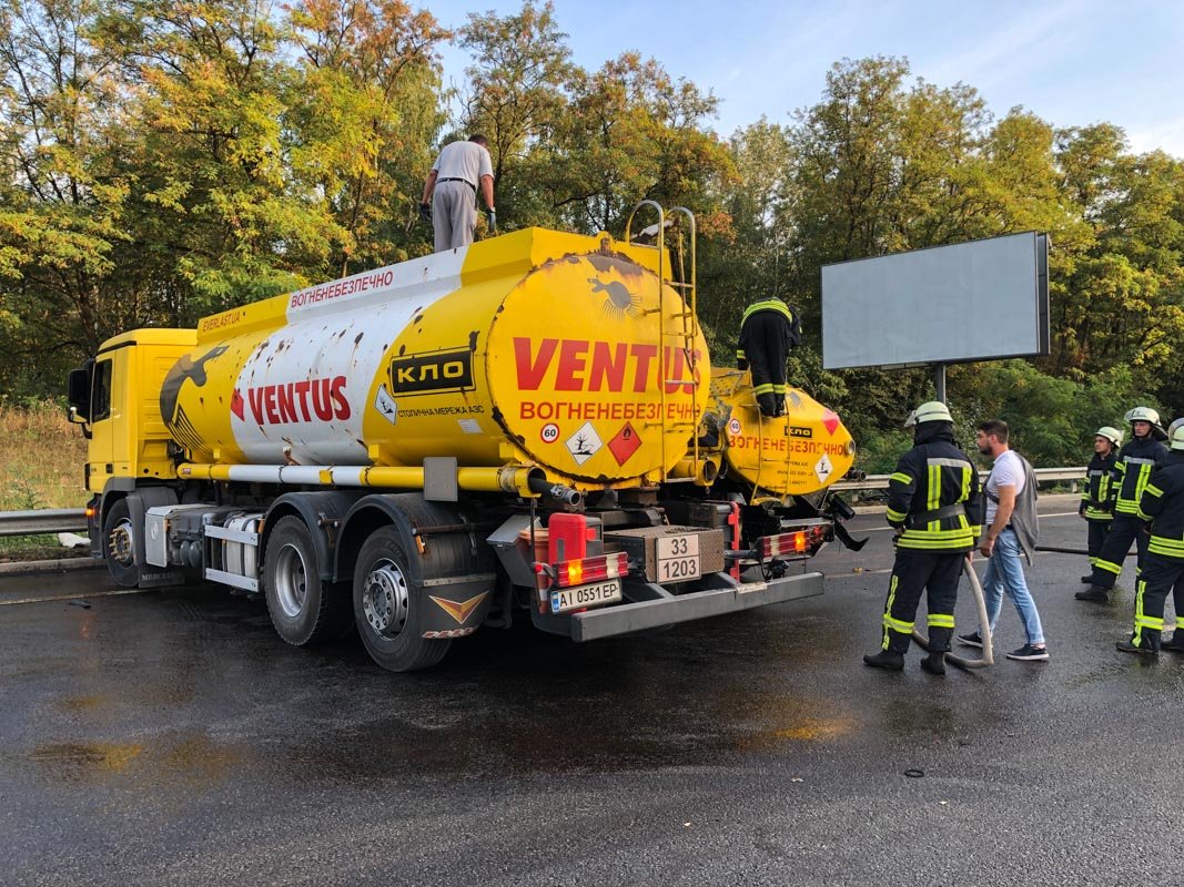 Оставшееся горючее перекачали в другую цистерну и увезли Оставшееся горючее перекачали в другую цистерну и увезли