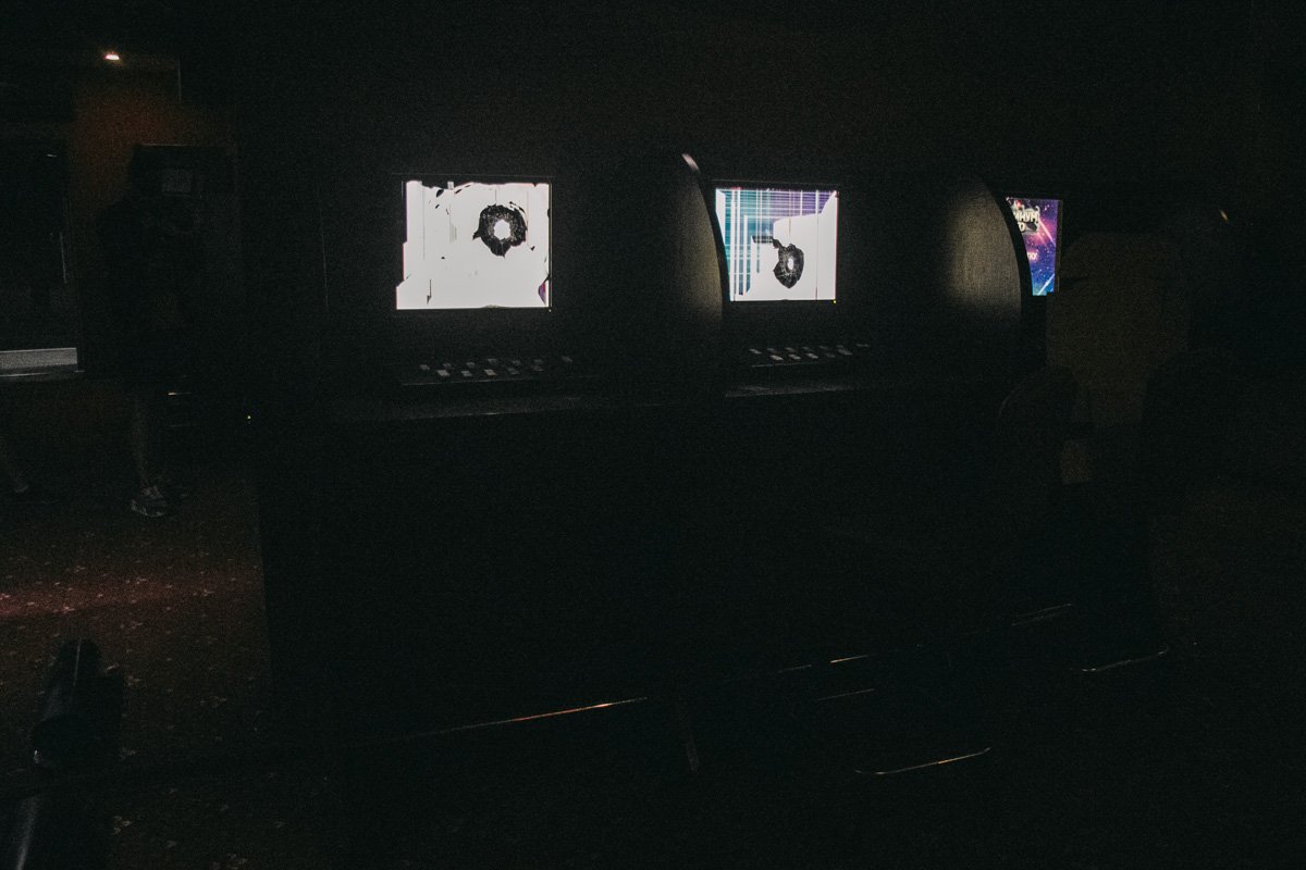 Они разбили несколько компьютерных экранов и вынесли кассу, в которой было всего 200 долларов