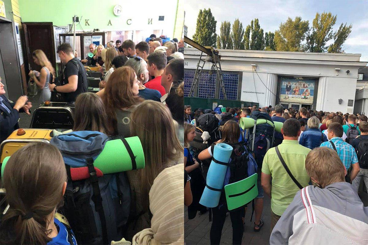 Огромная толпа людей в часы пик собирается, как у входа на станцию "Арсенальную", так и в самом вестибюле Огромная толпа людей в часы пик собирается, как у входа на станцию "Арсенальную", так и в самом вестибюле