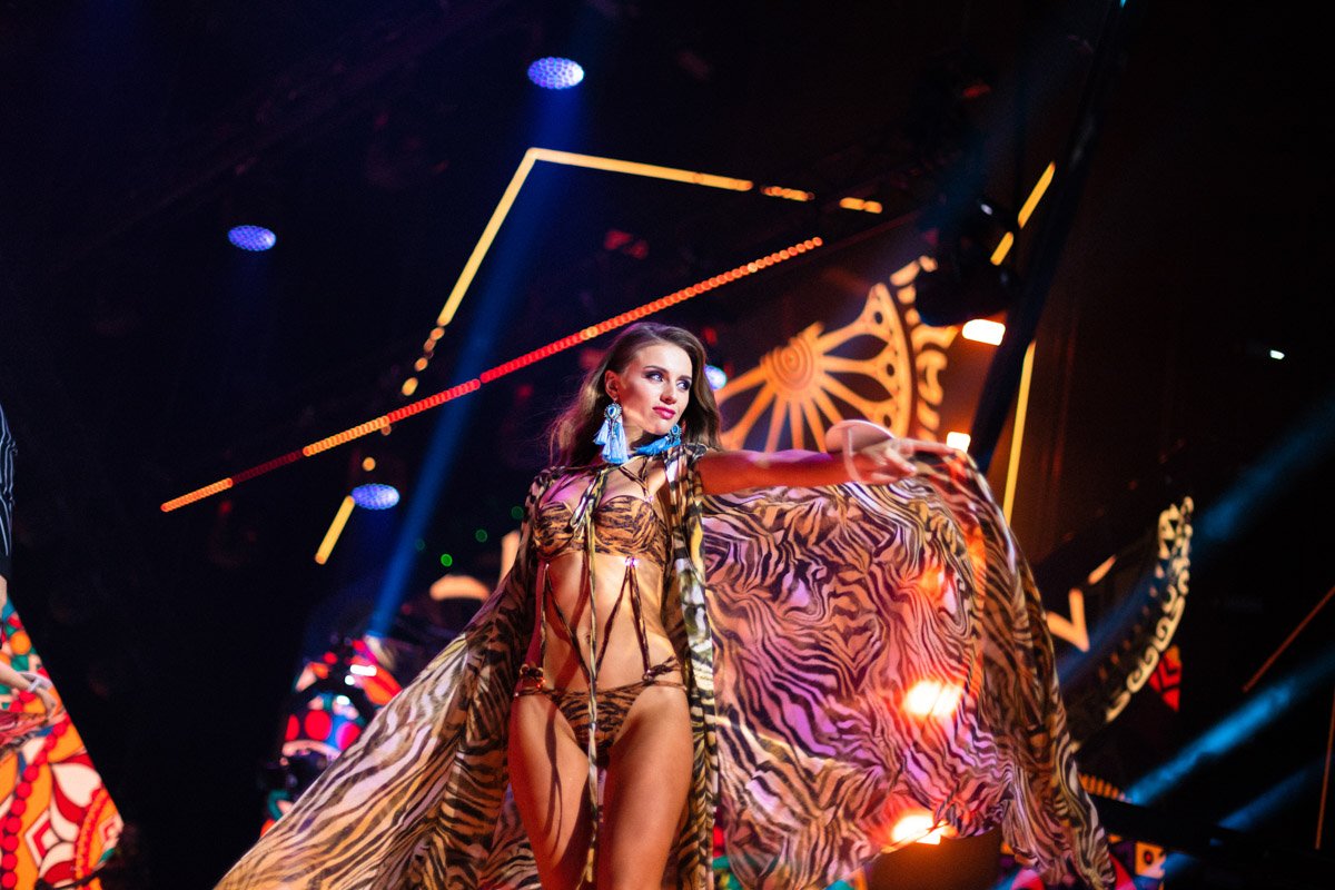 Образы девушек удачно дополняли массивные и яркие сережки Образы девушек удачно дополняли массивные и яркие сережки