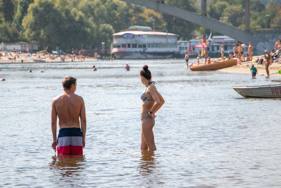 Парень рассматривает холмы и оценивает крутизну берега