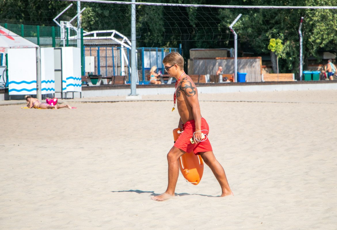 Интересно, сколько девушек в беде уже спас этот парень