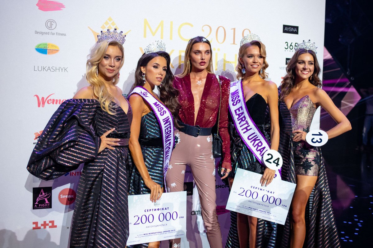 Прекрасные победительницы поспешили сделать фото на память сразу после окончания конкурса Прекрасные победительницы поспешили сделать фото на память сразу после окончания конкурса