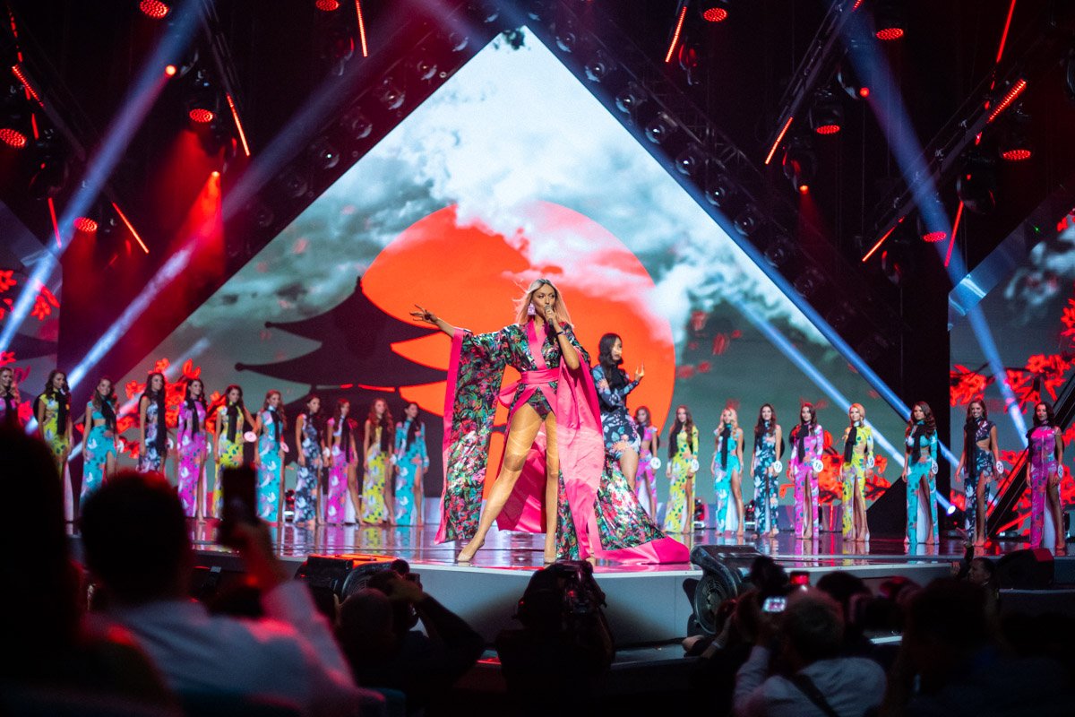 Оля Полякова представила зрителям свой новый хит Оля Полякова представила зрителям свой новый хит