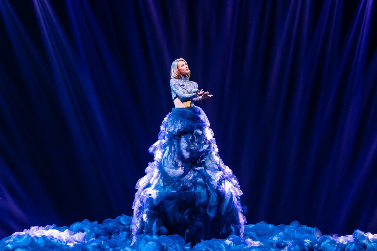 Платье девушки буквально заполнило всю сцену Платье девушки буквально заполнило всю сцену