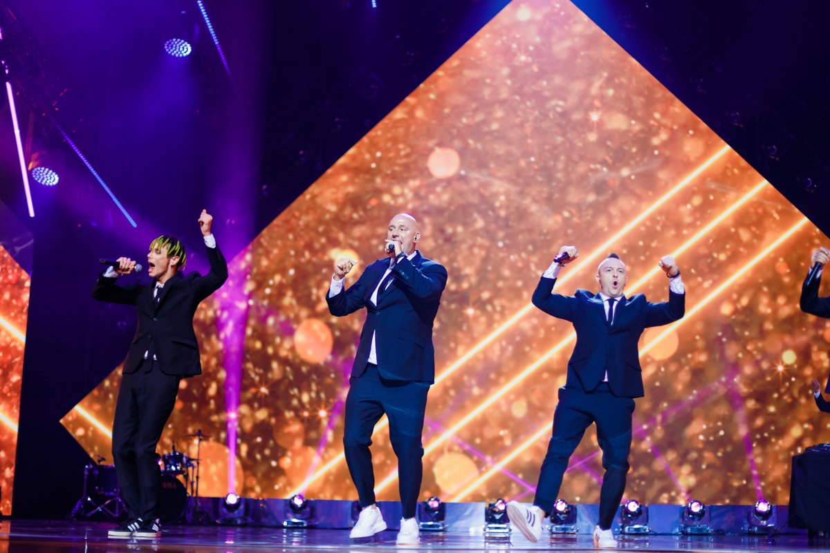 Группа Mozgi выступила на открытии шоу и заставила всех танцевать Группа Mozgi выступила на открытии шоу и заставила всех танцевать