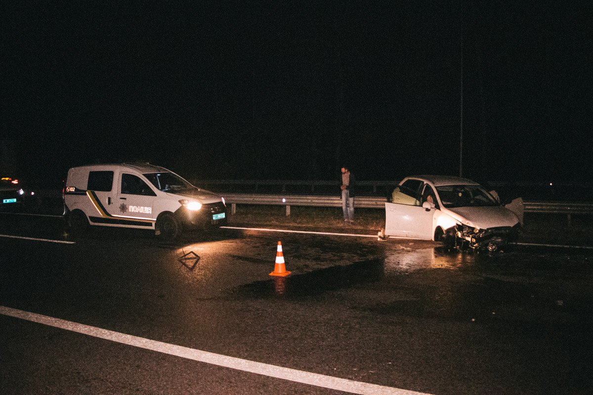 В пятницу, 13 сентября, под Киевом на Одесской трассе произошла авария с участием двух автомобилей