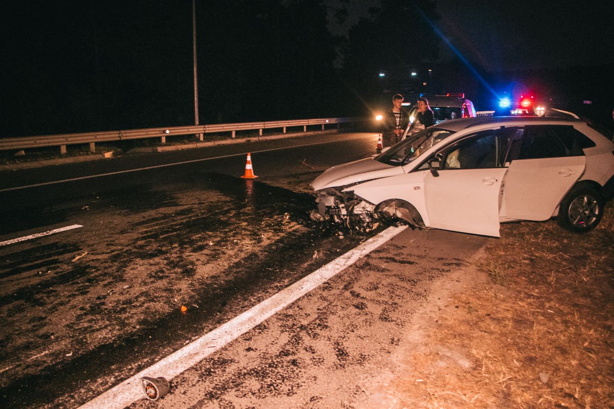 Рядом с поселком Хлепча Seat пытался перегнать Skoda на повороте и врезался в отбойник