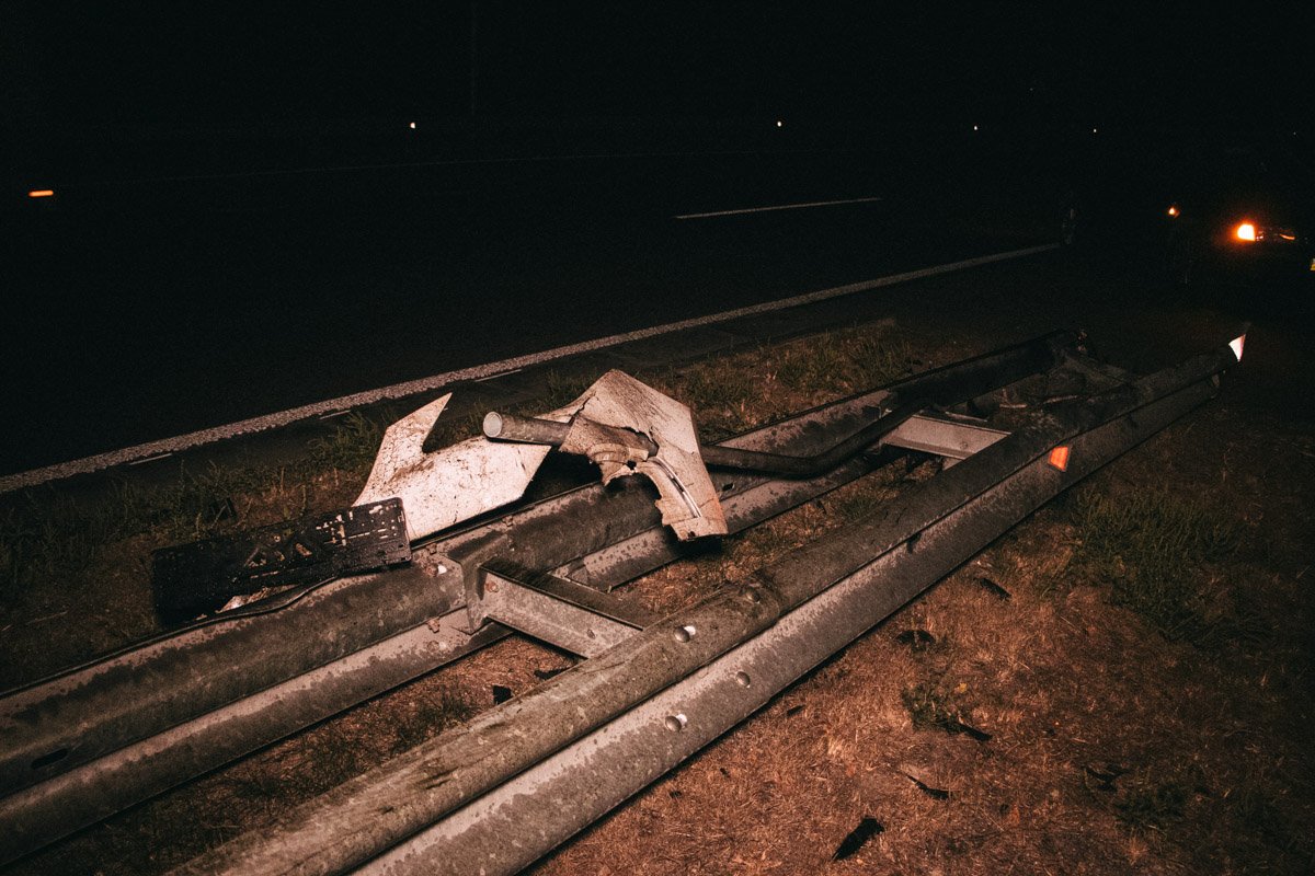 Он снес знак и взлетел на несколько метров вверх