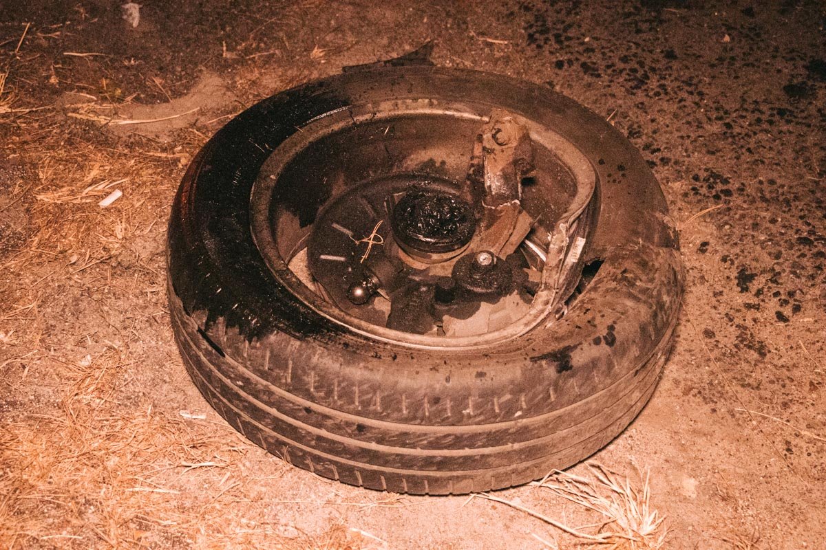 Детали от «испанца», части дорожного знака и отбойника разлетелись по дороге