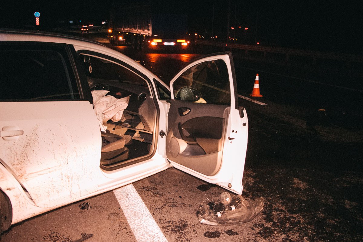 На месте работали правоохранители и медики