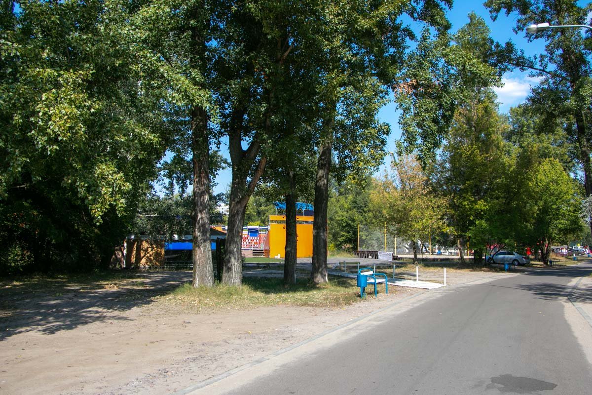 На пляже жители Киева последние деньки наслаждаются солнцем и теплом На пляже жители Киева последние деньки наслаждаются солнцем и теплом