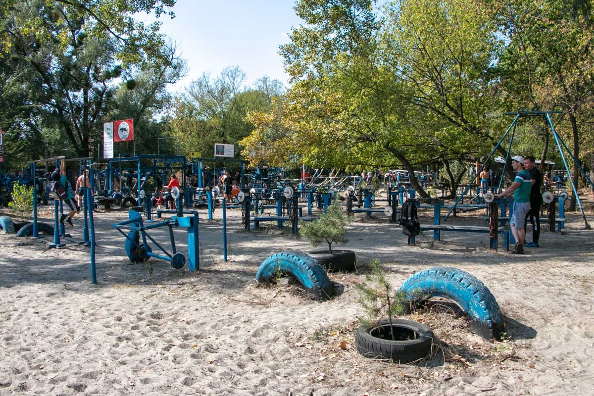 Рядом с ним располагается знакомая всем спортивная площадка Рядом с ним располагается знакомая всем спортивная площадка