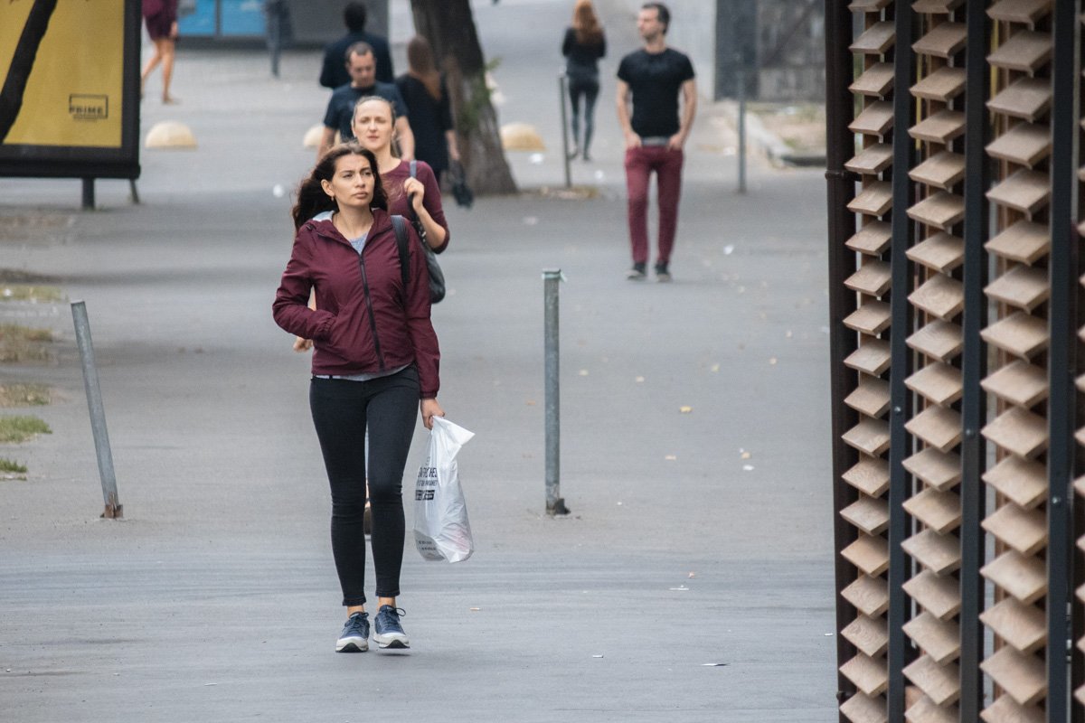 Столичные модники и модницы в цветах этой осени Столичные модники и модницы в цветах этой осени