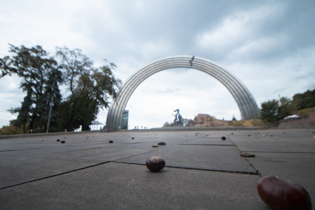 Осень, в небе жгут корабли...Осень, мне бы прочь от земли... Осень, в небе жгут корабли...Осень, мне бы прочь от земли...