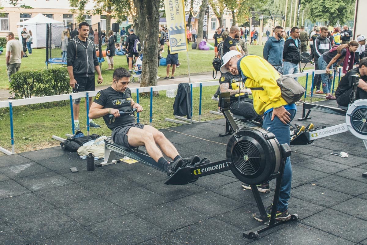 Бойцы соревнуются в гребле на тренажере 