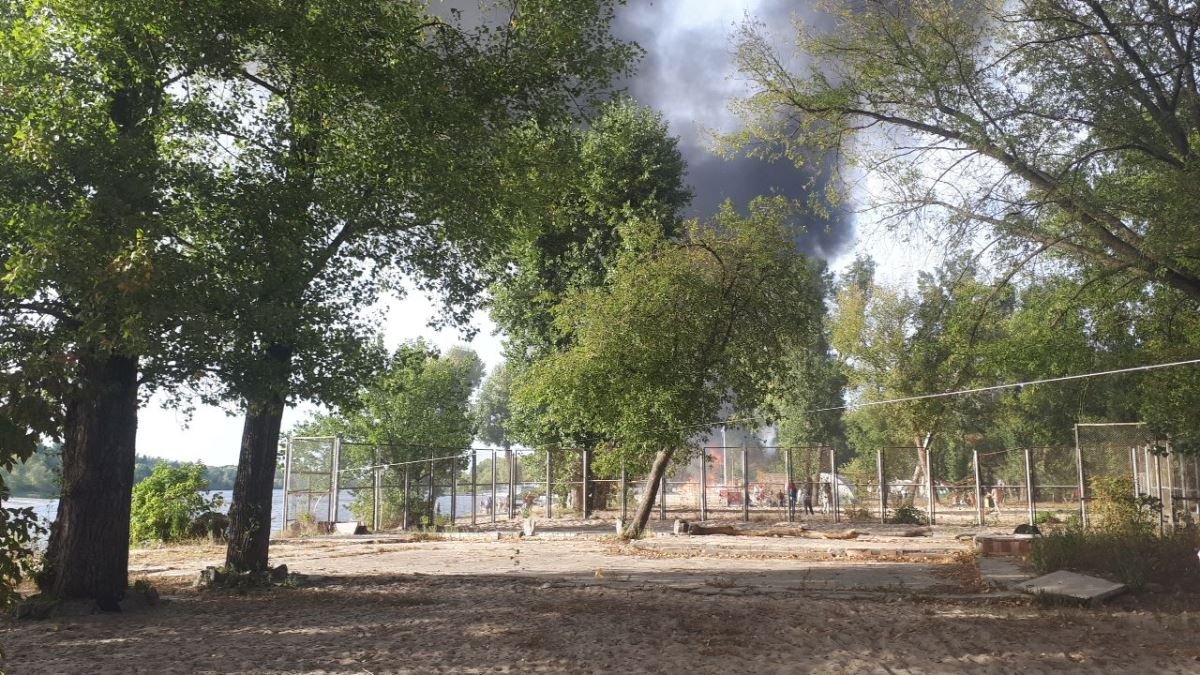 Площадь пожара по состоянию на 17:30 - 500 квадратных метра