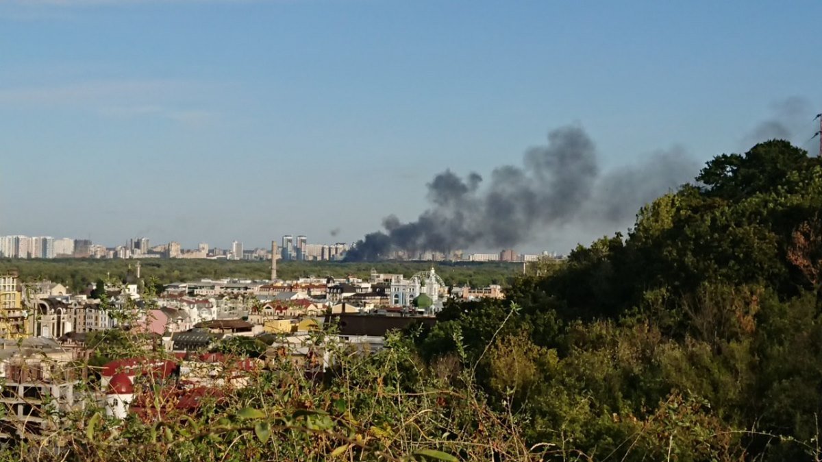 Черный дым видно из разных районов города
