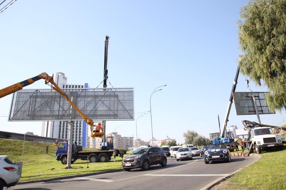 Сотрудники КП «Киевреклама» очистили от афиш, плакатов и билбордов Левобережную Сотрудники КП «Киевреклама» очистили от афиш, плакатов и билбордов Левобережную