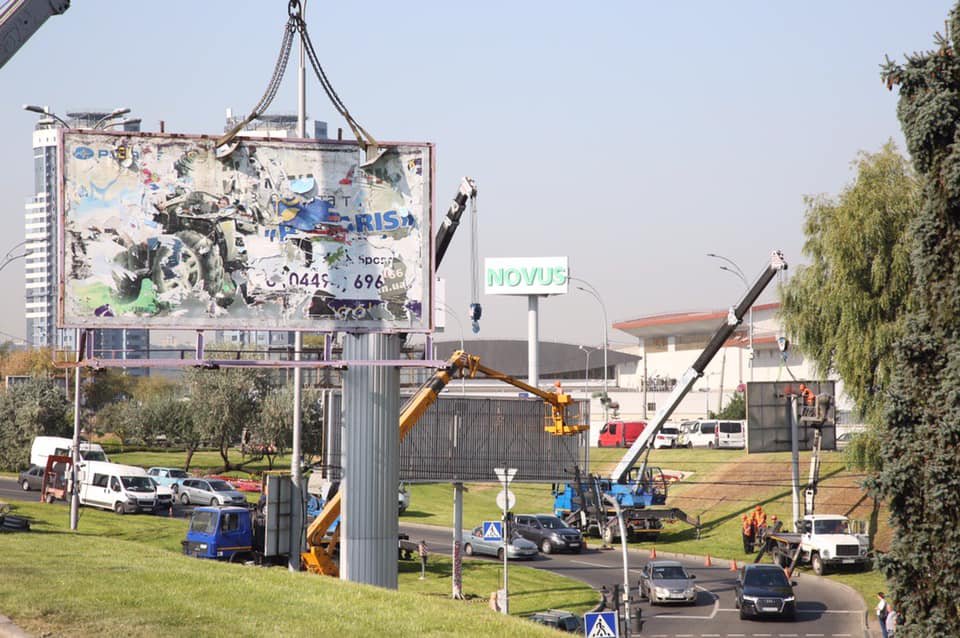 С развязки возле станции метро "Левобережная" коммунальщики демонтировали 28 щитов С развязки возле станции метро "Левобережная" коммунальщики демонтировали 28 щитов