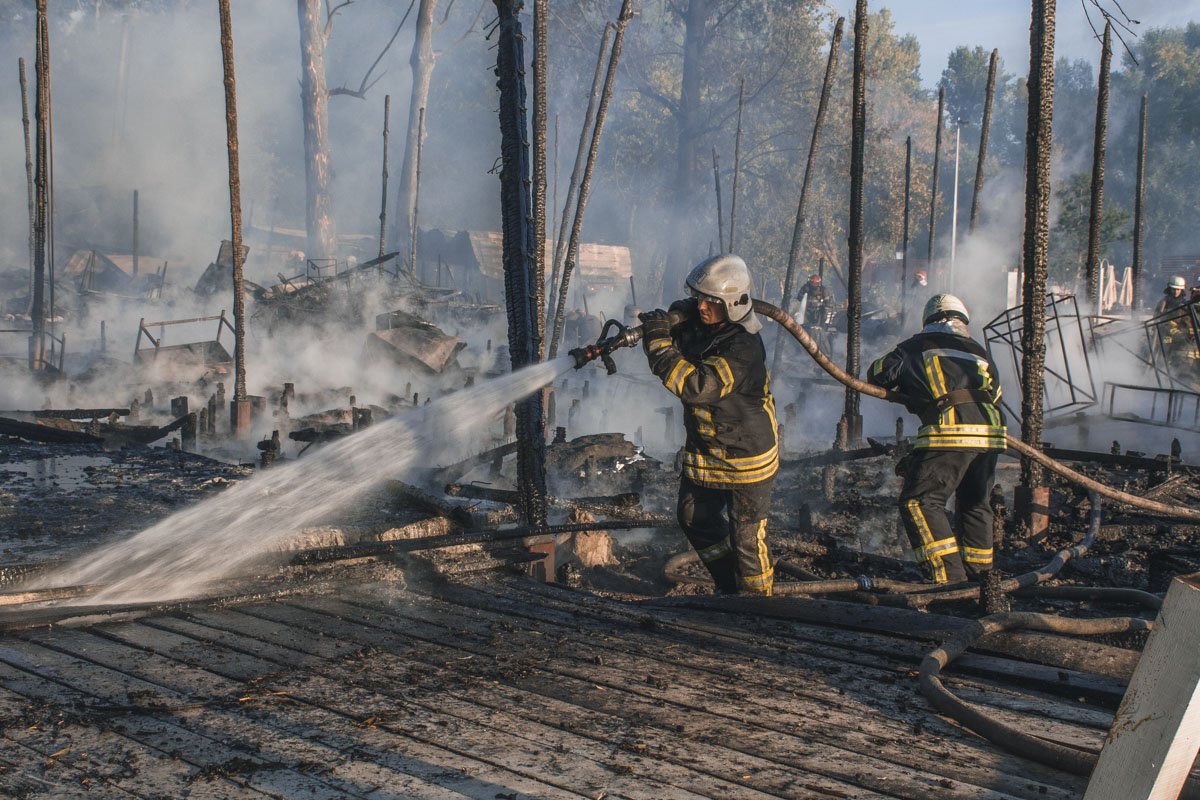 На месте работали 9 единиц техники и 90 спасателей 