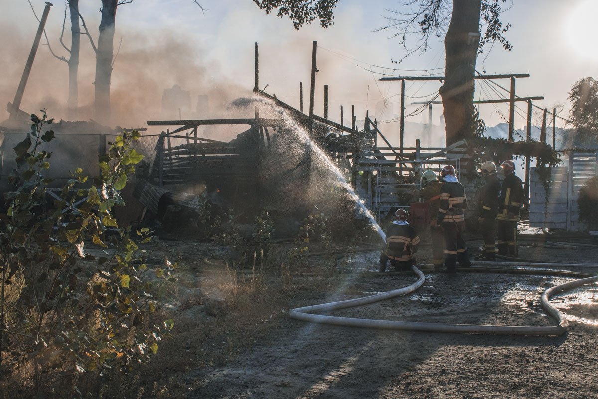 Огонь практически полностью уничтожил комплекс 