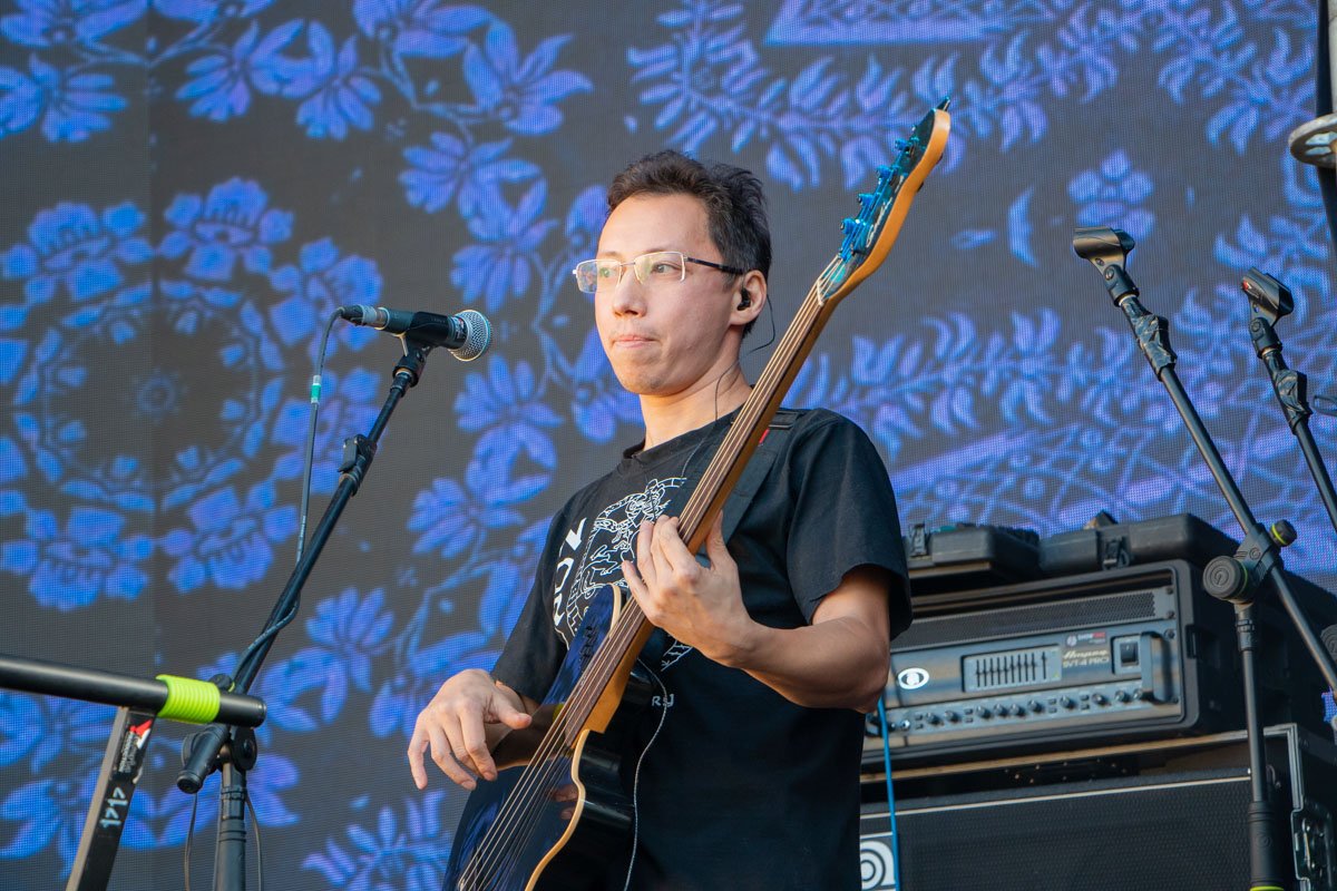 Главная сцена фестиваля раскачивала публику весь день Главная сцена фестиваля раскачивала публику весь день