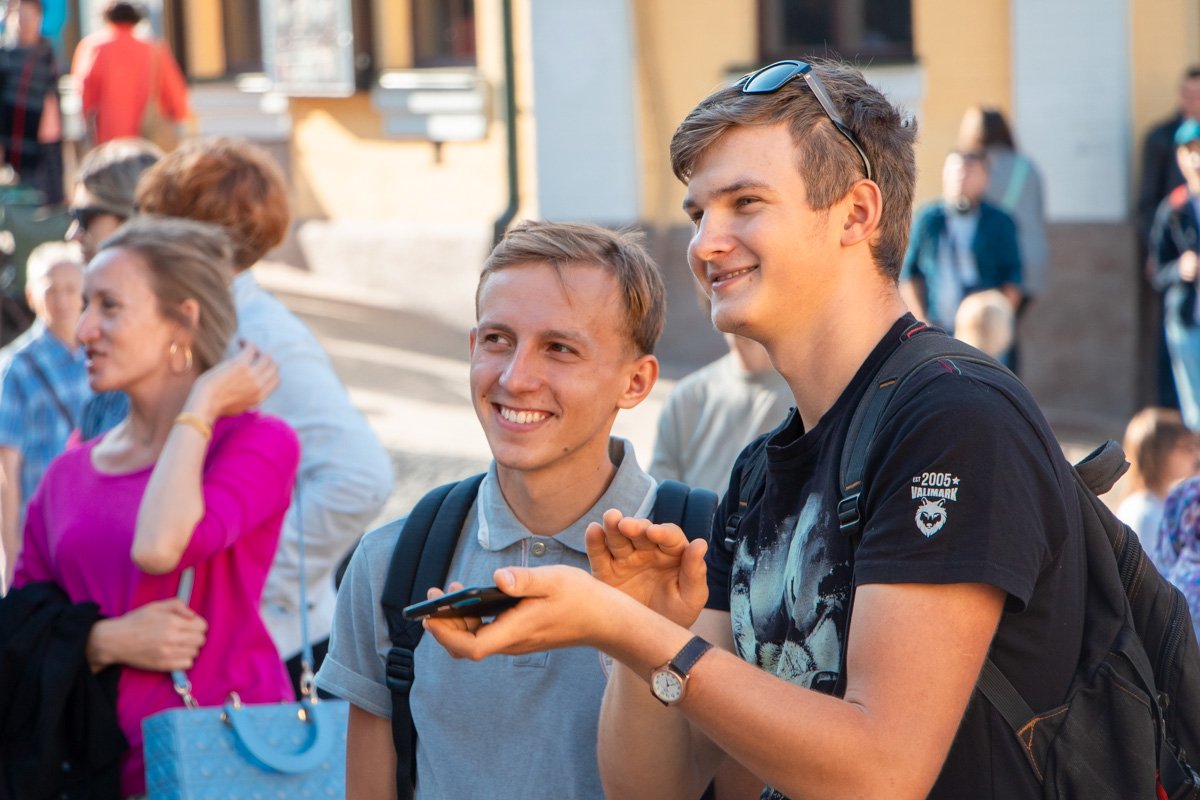 Солнечный день принес людям такое же солнечное настроение Солнечный день принес людям такое же солнечное настроение