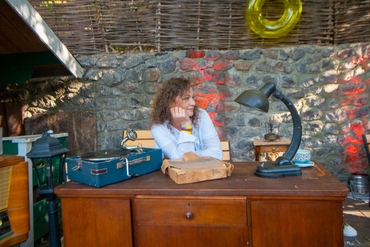 На малой сцене выступали актеры, которые читали отрывки из произведений великого писателя На малой сцене выступали актеры, которые читали отрывки из произведений великого писателя