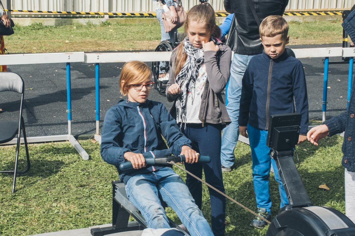 Маленькая группа поддержки следует хорошему примеру и тоже приобщается к спорту 