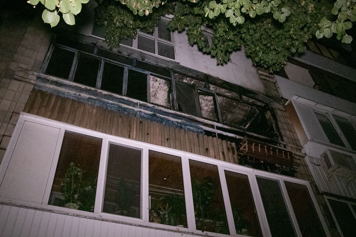 В Киеве дотла выгорела квартира с хозяевами внутри 