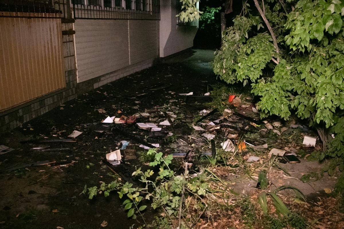 Часть перил балкона обрушилась на землю 