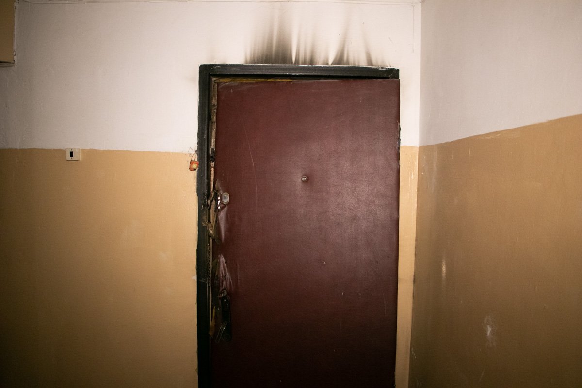 В квартире пожарные обнаружили тела мужчины и женщины 