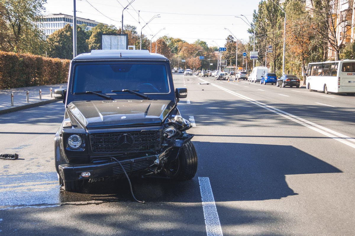 Gelandewagen протаранил автомобиль службы такси Gelandewagen протаранил автомобиль службы такси