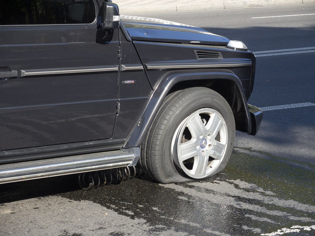 Внедорожник остановился через несколько десятков метро от места столкновения Внедорожник остановился через несколько десятков метро от места столкновения