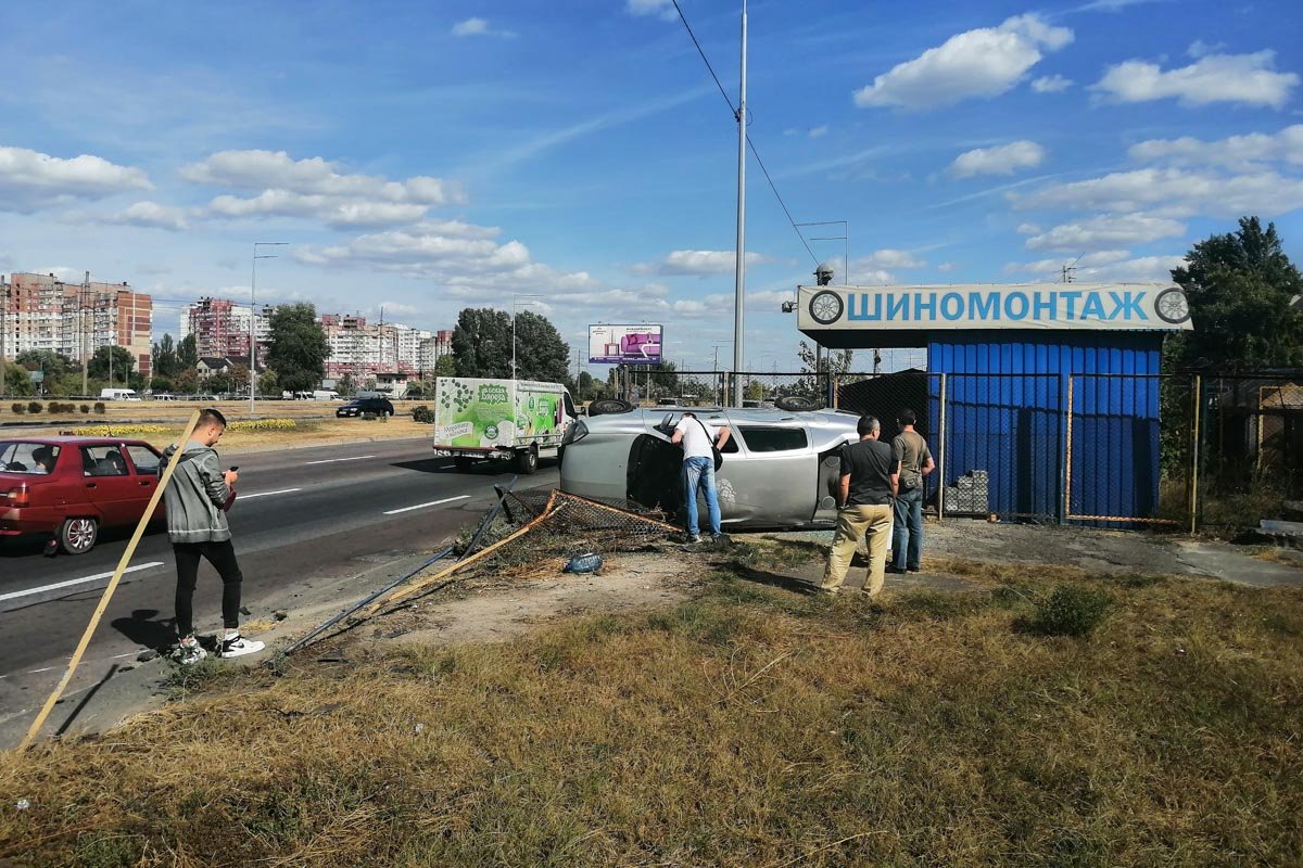Вследствие удара один из них вылетел в забор и, совершив кульбит, перевернулся