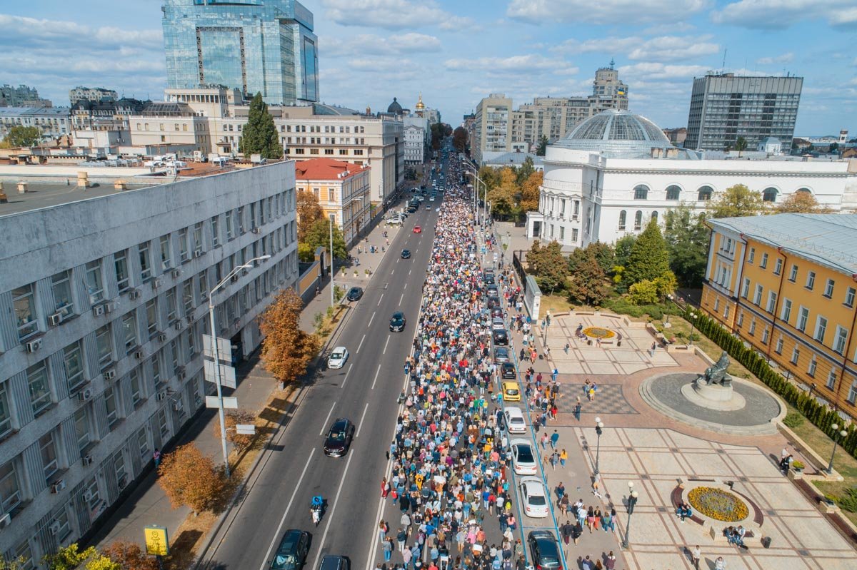 Тысячи людей прошлись по центру Киева Тысячи людей прошлись по центру Киева