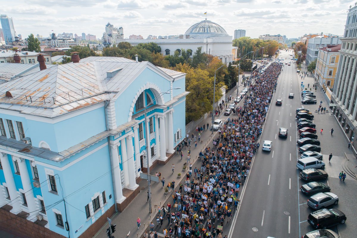 Людей сопровождали их любимцы Людей сопровождали их любимцы