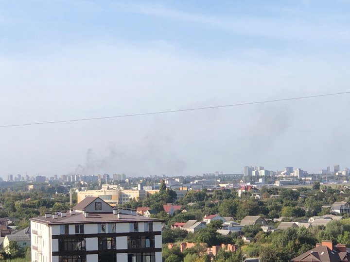 Дым в небе виден с разных районов Киева