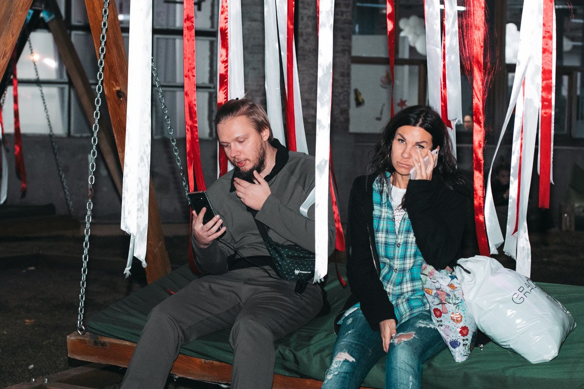 Кто-то явно провел на фестивале весь день и немного устал 