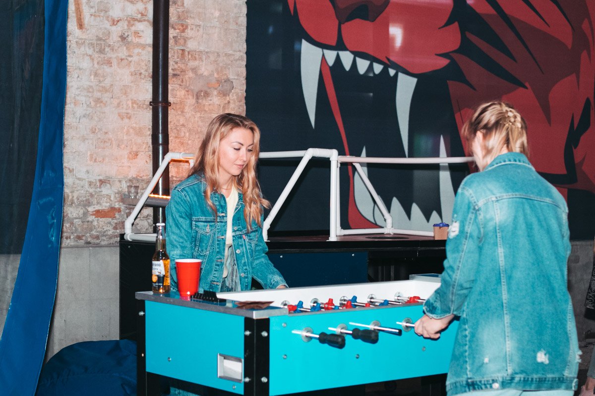 Настольный футбол и бокальчик вина или пива - отличный вариант отдыха 