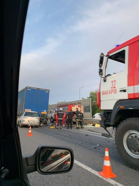 Под Киевом легковушка влетела в грузовик 