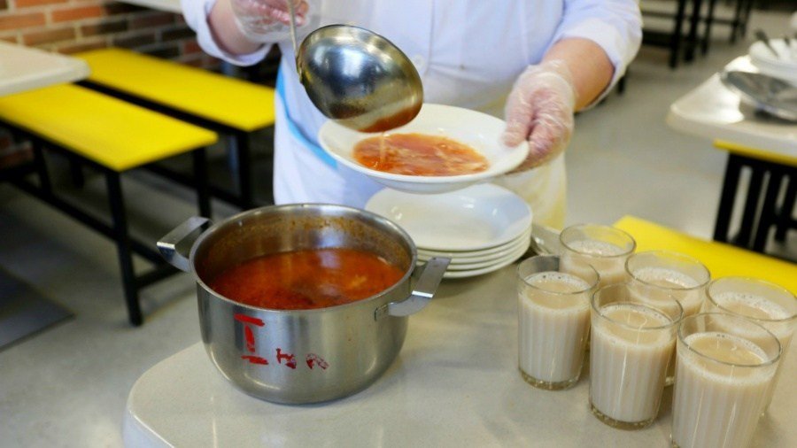 Под Винницой после обеда в школьной столовой в больницу попал 21 человек Под Винницой после обеда в школьной столовой в больницу попал 21 человек