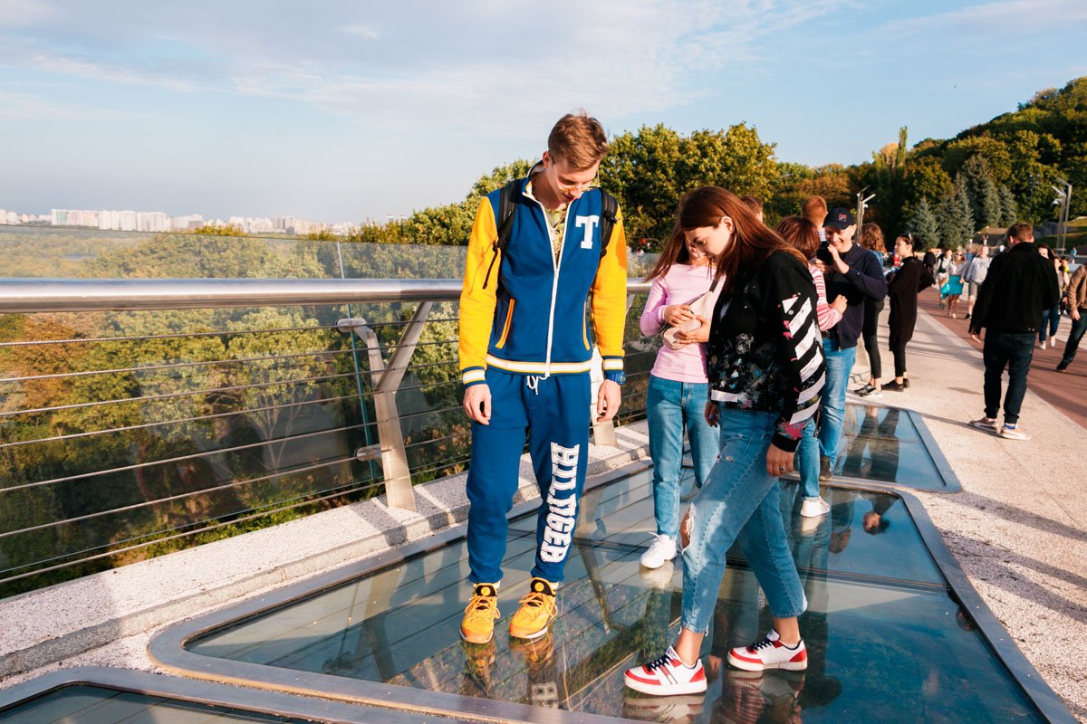 Неудивительно, что сейчас люди смотрят на стекла с нескрываемым интересом