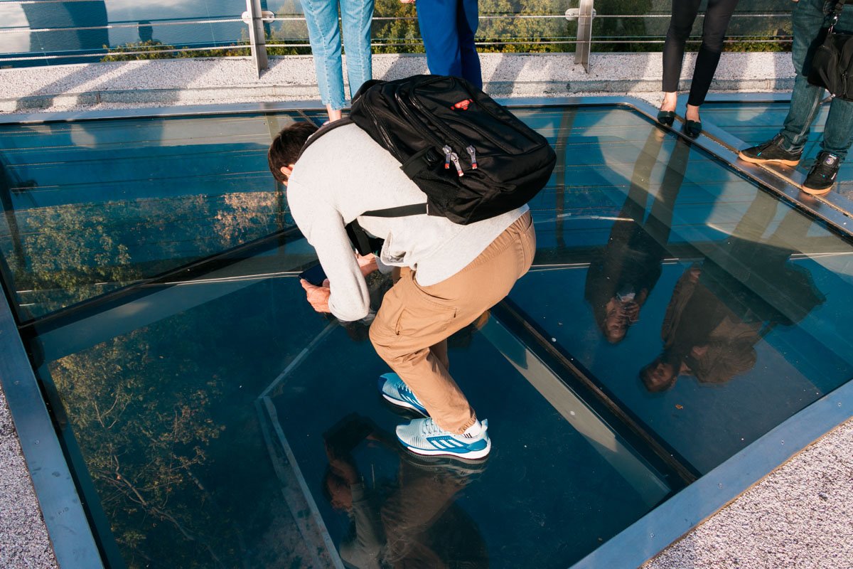 Пожалуй, редко можно встретить ситуацию, когда люди чаще фотографируют пол, чем себя или друзей
